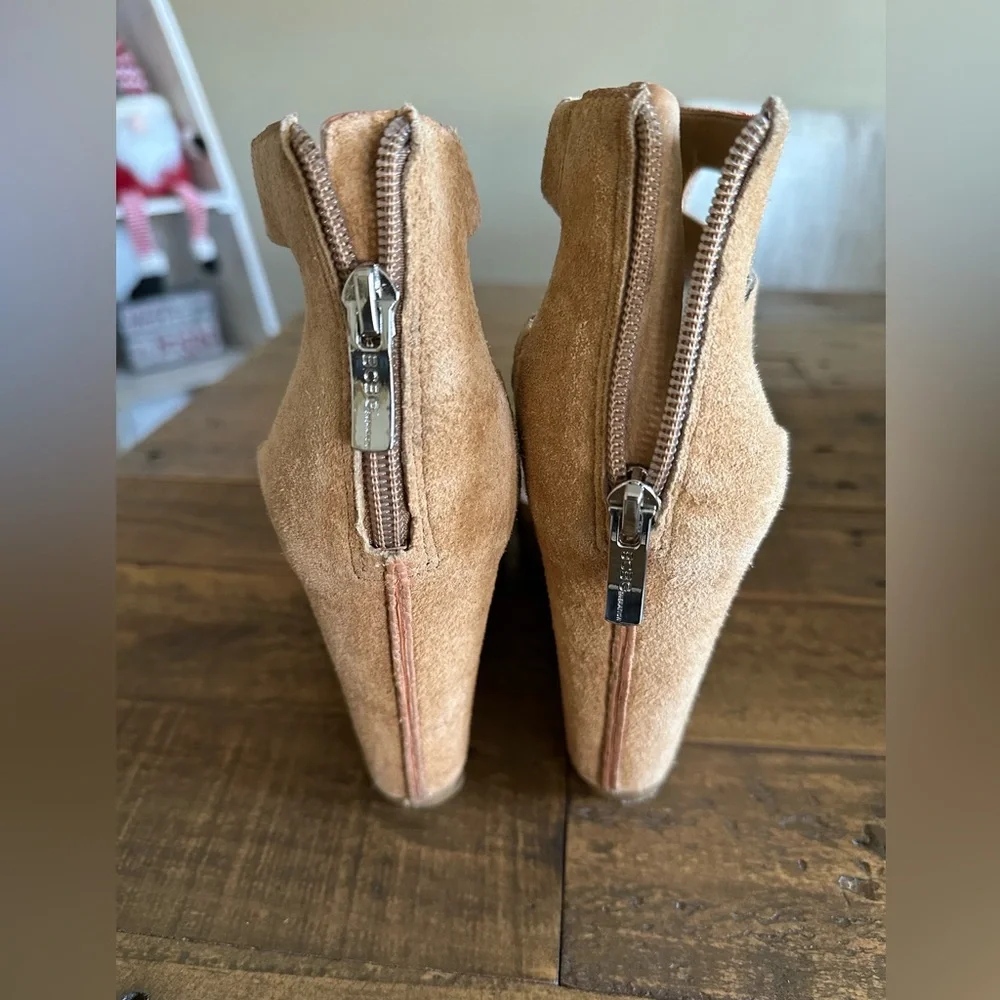 BCBGeneration Torrez Wedge‎ Sandals - Size 8.5